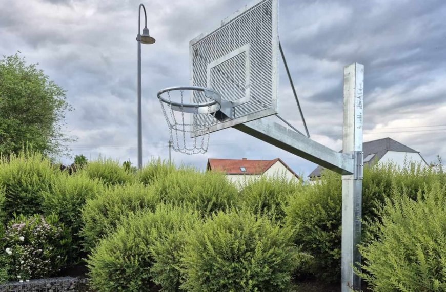 Neuer Basketballkorb in der Dorfmitte