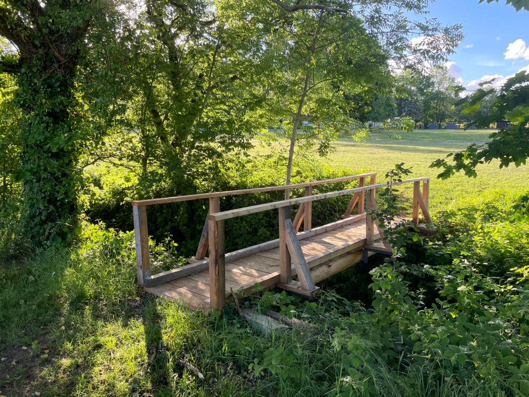 Die neue Holzbrücke am Jugendzeltplatz wurde im März gemeinsam mit der Rentnergruppe Ferschweiler errichtet. Aus dem gleichen Holz entstanden zudem neue Geländer zur Absturzsicherung.