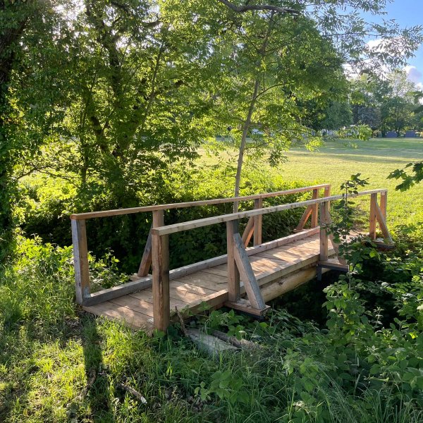 Neue Holzbrücke am Jugendzeltplatz errichtet
